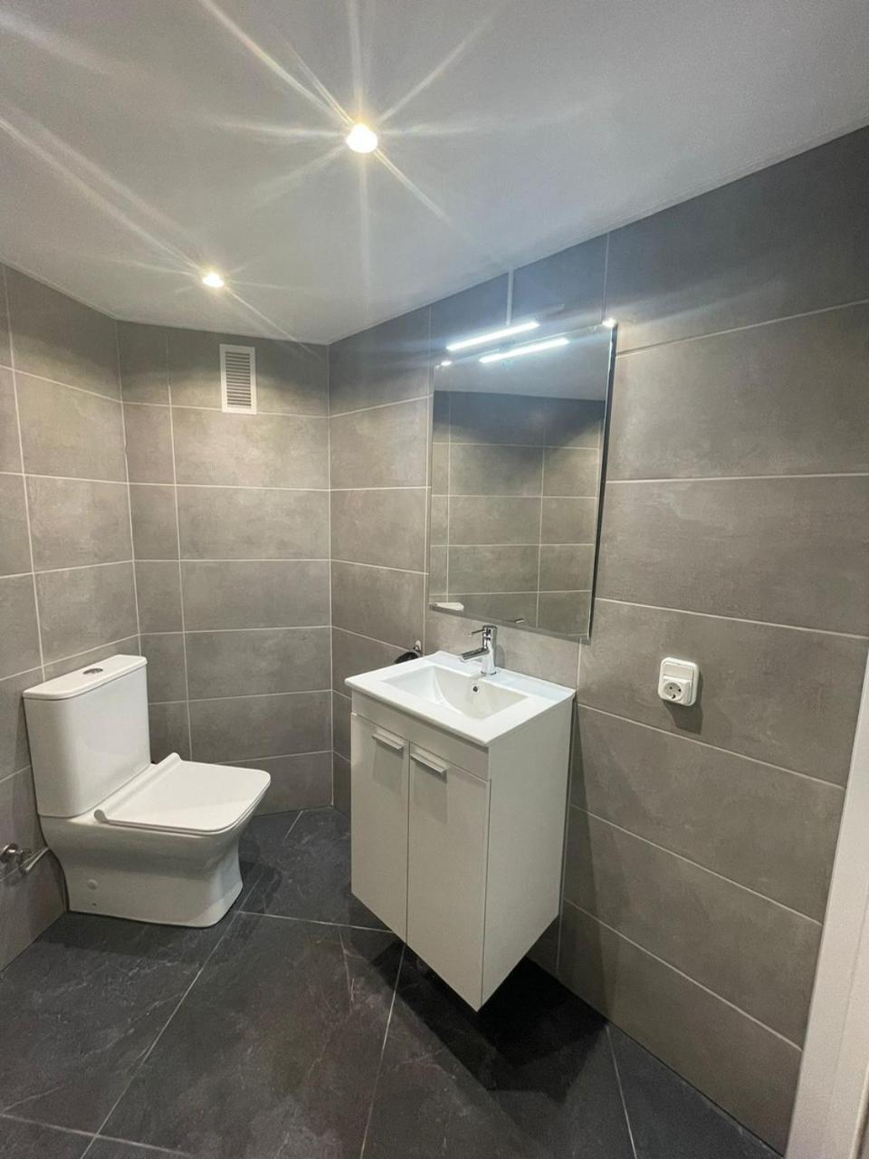 Edificio Gijon Newly Renovated Two-Bedroom Apartment Benidorm Eksteriør billede